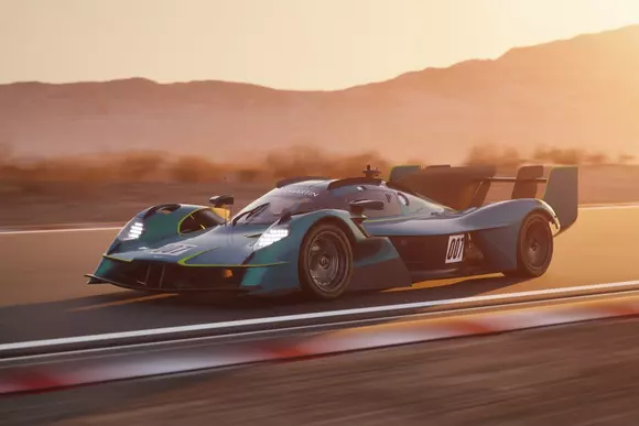 Faza aceea, când lași toate regulile în urmă ca să obții iluminarea: Aston Martin Valkyrie LM e altceva decât ce pare a fi!