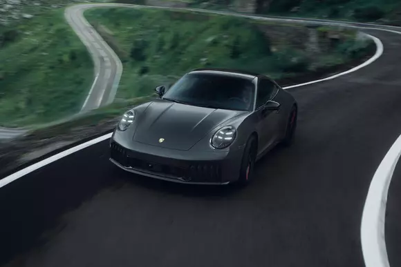 Un client din România devine primul beneficiar al ediției limitate Porsche 911 Carrera 4 GTS “Tribute to Transfăgărășan”