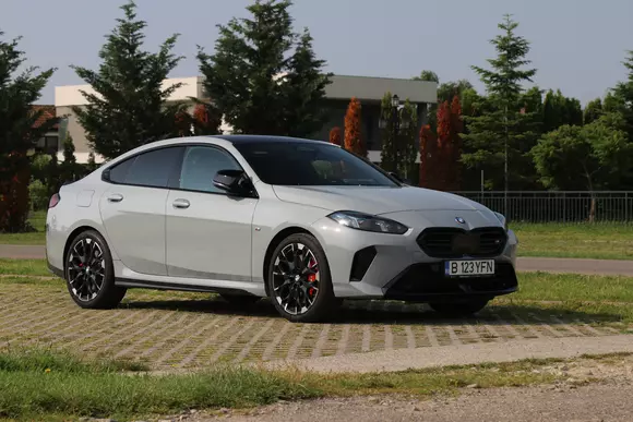 Singurul său atribut extrem e carisma. În rest, BMW M235 xDrive Gran Coupé e un exponent al sportivității eficiente.