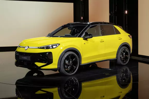 Cea de-a doua generație Volkswagen T-Roc a luat startul, iar saltul de calitate, prestații și imagine pe care îl aduce e remarcabil!