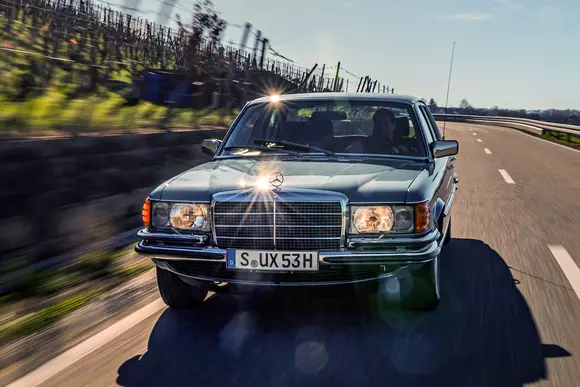După 50 de ani de la lansare, încă inspiră respect și admirație: Mercedes-Benz 450 SEL 6.9, o referință a fiabilității!