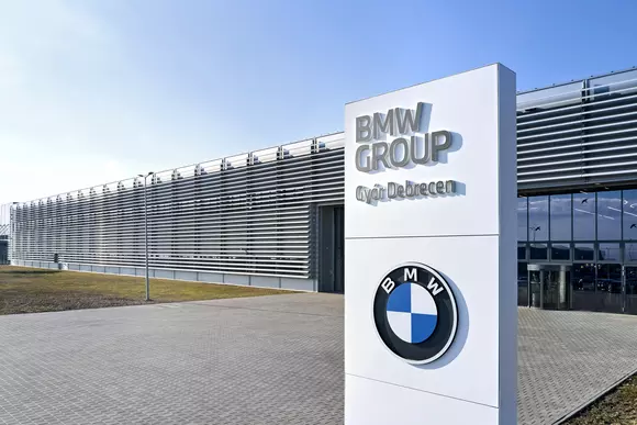 Pentru BMW Neue Klasse, a fost construită la Debrecen o „Neue Fabrik”. Se vorbește de o nouă eră a producției auto!