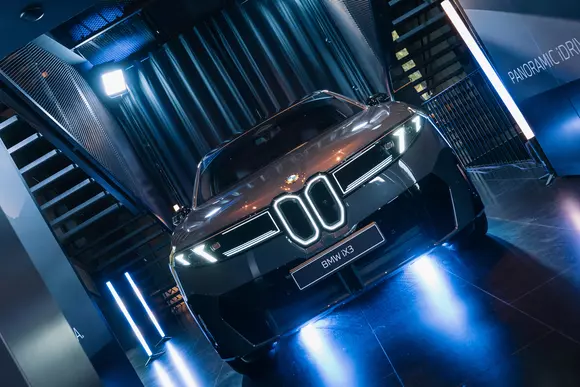 Context „artechno” pentru avanpremiera BMW iX3 Neue Klasse în România, ca idee de avangardă pe tema electromobilității
