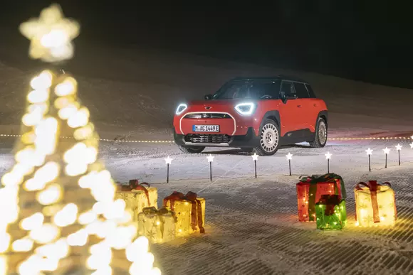 Propuneri haioase de cadouri alături de MINI Aceman. Dacă investiți în așa ceva, n-ar fi o idee rea să păstrați mașina!