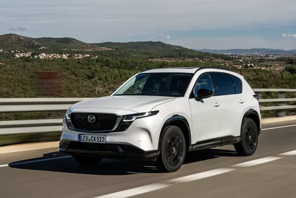 Tratarea evolutivă a stilului pentru noua Mazda CX-5 implică un accent semnificativ pe identitate, cu rafinament inclus