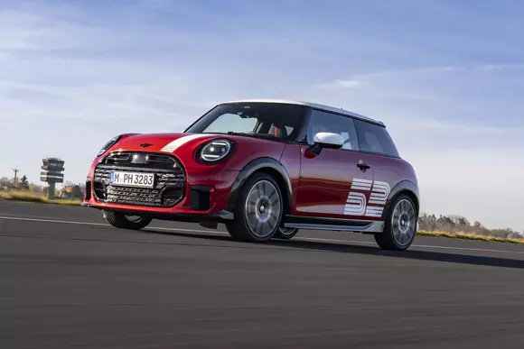 Vehicul ușor, accesibil și bazat pe tehnică nouă – iată filosofia fructificată de MINI inclusiv în raliuri, cu 60 de ani în urmă