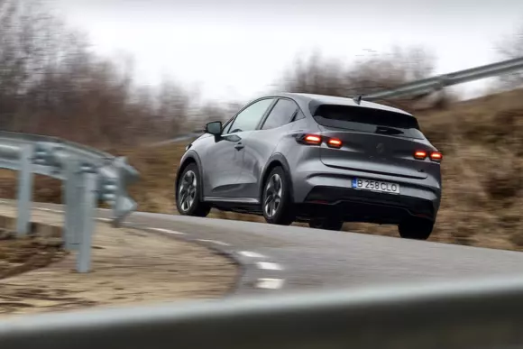 Inversând o vorbă de duh, iese „mai mult înseamnă mai puțin”. Nu pare „de bine”, însă e „de bine” la Renault Clio E-Tech!