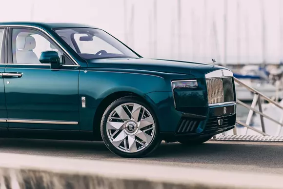 Amprentă stilistică exclusivă de inspirație marină pentru Rolls-Royce Cullinan Yachting – sub comandă privată, desigur!