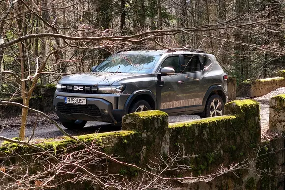 Vocația noii Dacia Duster hybrid-G 150 4x4 este chemarea depărtărilor, dar mașina are multe alte talente