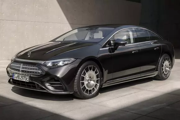 Dincolo de numeroase modernizări tehnice și stilistice, Mercedes EQS trece la tensiunea de 800 V pentru sistemul de propulsie