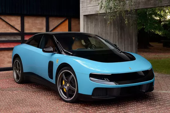 Divergent de la tradiții, Ferrari Luce are patru uși și e electric