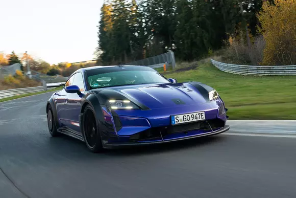 Întrebare-fulger: sedan executive care face pe Nürburgring-Nordschleife sub 7 minute? Porsche Taycan Turbo GT cu kit Manthey!