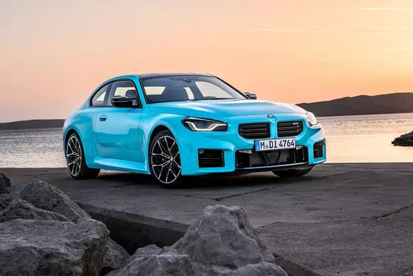 La 480 CP, e preferabil să ai tracțiune integrală. BMW M2 M xDrive propune asta și ceva în plus