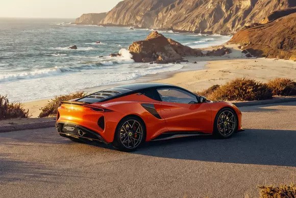 Manieră proprie de a spune „să nu divagăm de la temă”: Lotus Emira 420 Sport, pentru cine ar tinde să uite ce sunt mașinile sport