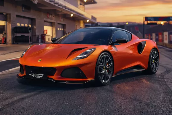 Manieră proprie de a spune „să nu divagăm de la temă”: Lotus Emira 420 Sport, pentru cine ar tinde să uite ce sunt mașinile sport
