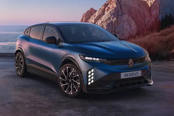 Ajuns la faza a doua a carierei comerciale, Renault Megane E-Tech impresionează prin upgrade-uri și o atitudine matură