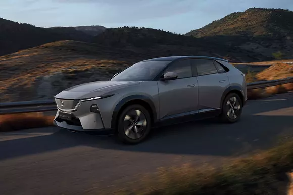 Debut comercial pentru o nouă propunere „electro” japoneză: Mazda CX-6e, sinteză armonioasă de tehnică și design