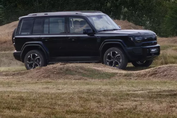 Să începem cu ce e mai greu: iCAUR V27 și-a consumat pe off-road primele ture de roți din România