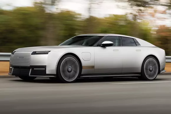Marca britanică a prezentat coupe-ul cu patru portiere Jaguar Type 01, aceasta fiind forma finală a mașinii