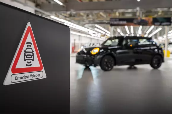Pe drum nu au cum, dar în fabrică umblă liniștite: MINI și BMW se deplasează fără șofer prin incinta unităților de producție