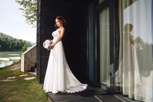 Andreea Antonescu a îmbrăcat rochia de mireasă