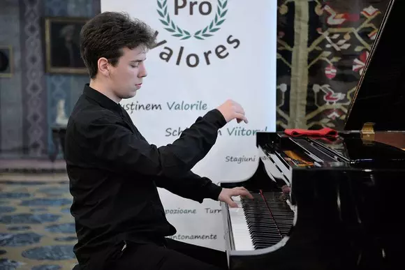 iulian_ochescu_la_pian