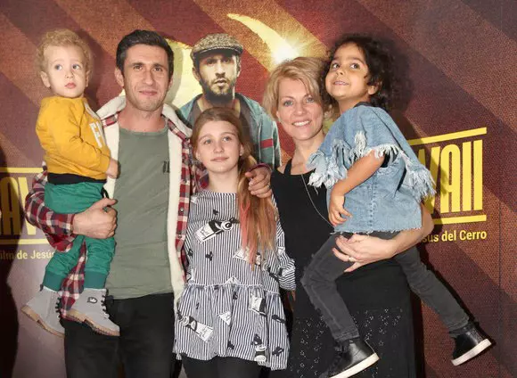 Dana Nălbaru creşte 3 copii împreună cu Dragoş Bucur