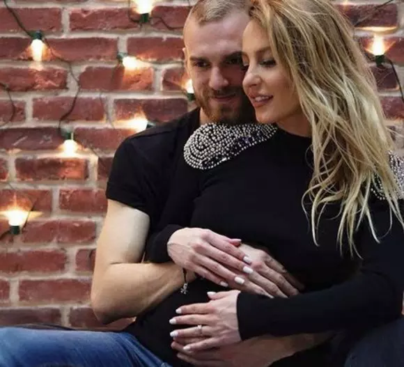 Flavia Mihăşan şi Marius Moldovan sunt părinţii unei fetiţe