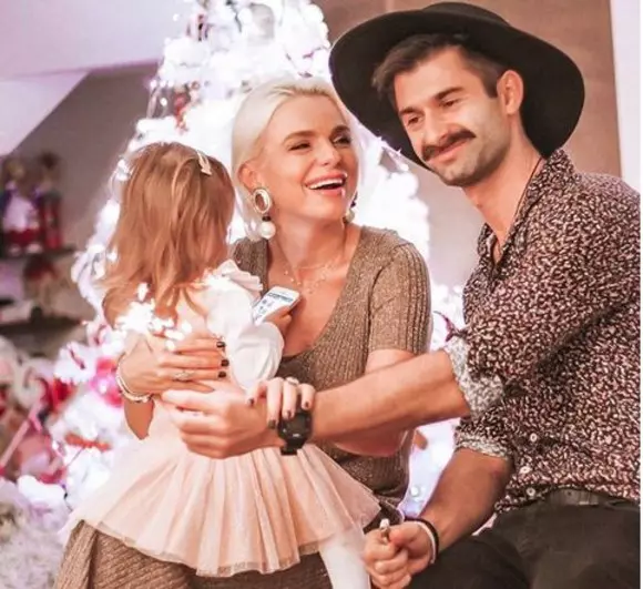 Jojo a renunțat anul acesta la bradul clasic și a ales unul din placaj