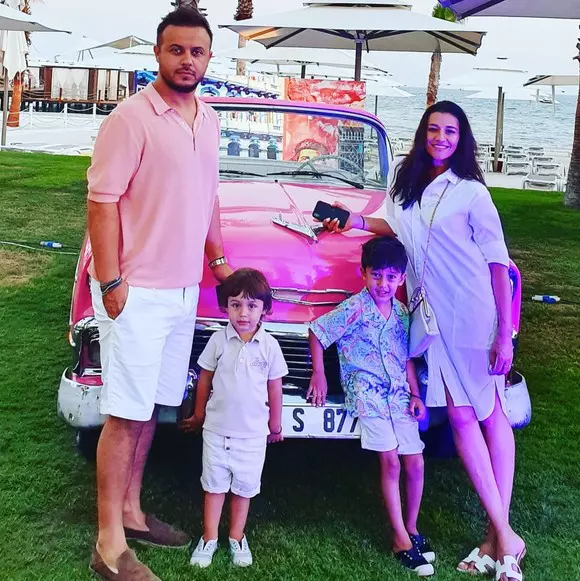 Claudia Pătrășcanu a anunțat pe Facebook că divorțează de Gabi Bădălău