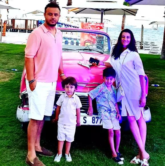 Claudia-Pătrășcanu-Gabi-Bădălău-și-cei-doi-copii-1-1