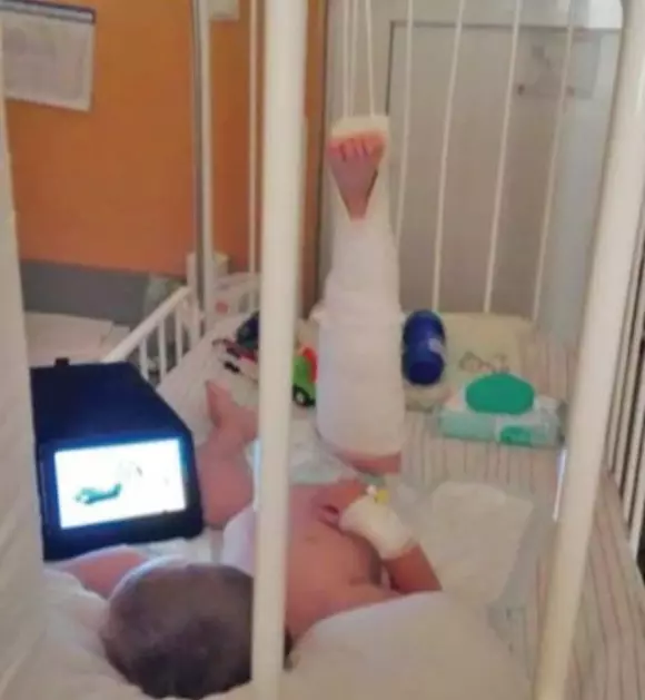 Copilul agresat de Romina Rotariu s-a ales cu piciorul rupt