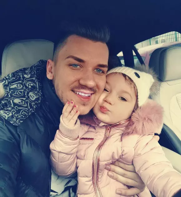 daniel-niculescu-sot-andreea-tonciu-cu-fetita-in-masina