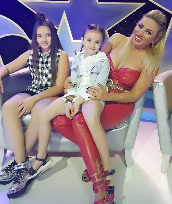 Rocsana Marcu şi fetitele ei