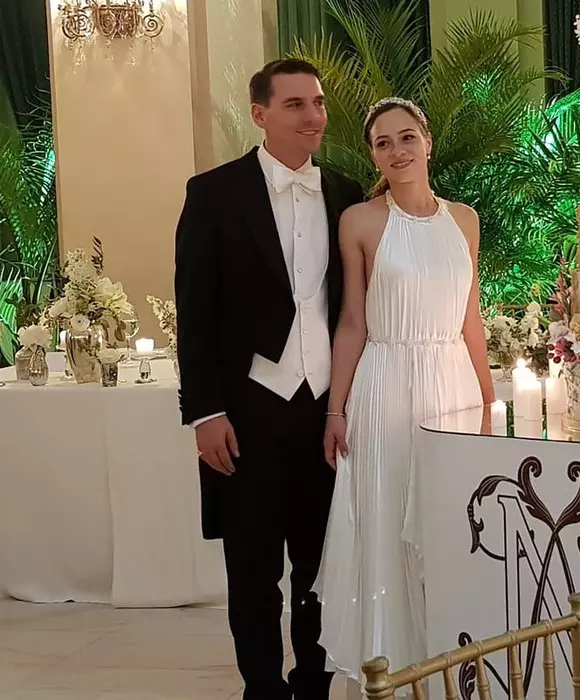 principele-nicolae-alina-binder-soti-nunta-petrecere-casino-sinaia-frac-negru-paion-alb-rochie-de-mireasa-alba-plisata