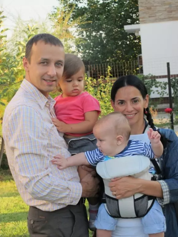 Analia Selis și familia ei