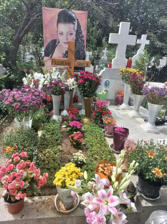ce-a-aparut-la-mormantul-corneliei-catanga-recent.-fanii-si-familia-au-fost-uluiti-de-imagini-foto-1
