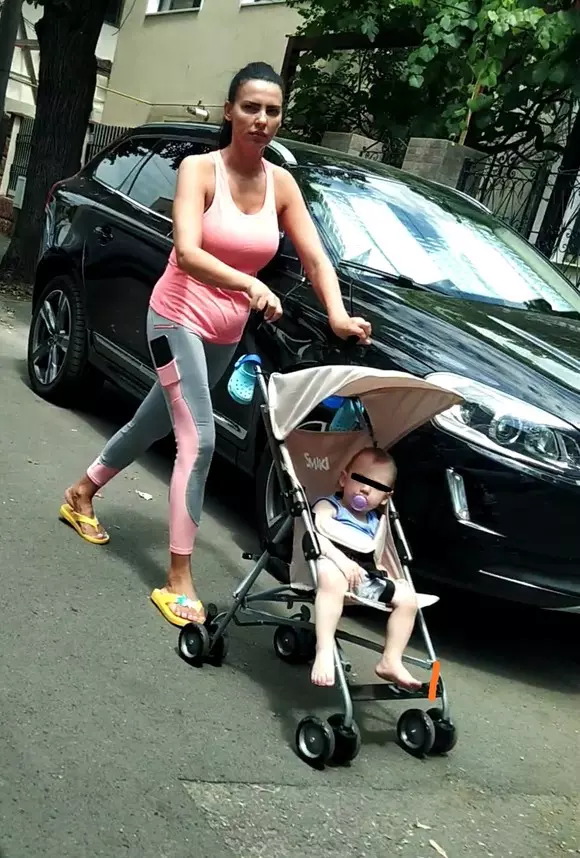 Lavinia-Pârva-la-plimbare-cu-băiețelul-ei