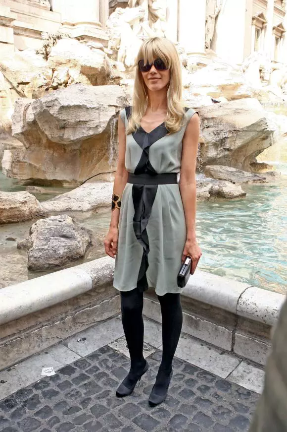 Claudia Schiffer, aflată la Roma pentru a lansa parfumul Alberta Ferretti, nu a ratat ocazia de a vizita și Fontana di Trevi.