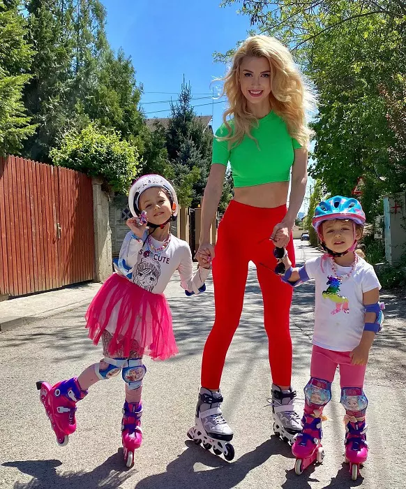 Andreea Bălan, la spital după ce a căzut și s-a lovit cu fața de asfalt: "Mi-au cusut buza de sus"