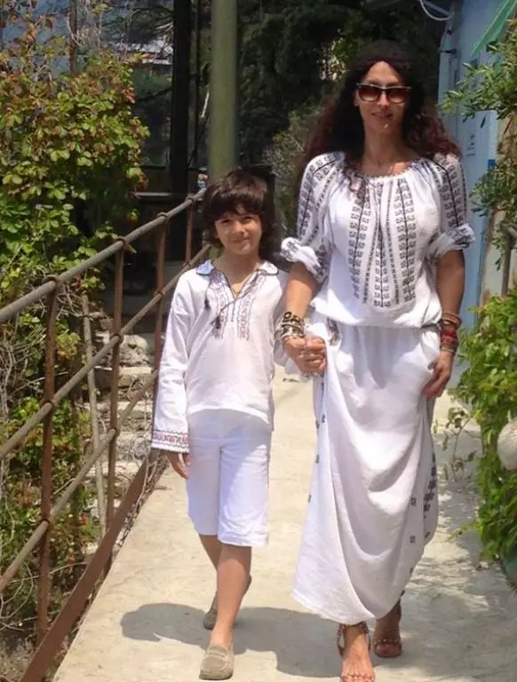 2022-08-02-01_23_13-Mihaela-Schwartzenberg-@mihaelaradulescuschwartzenberg-•-Instagram-photos-and-