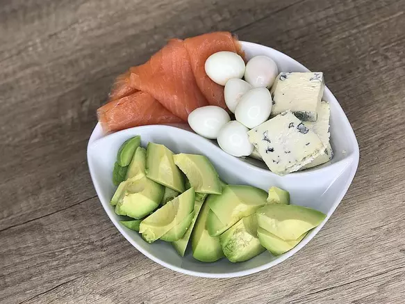 Adelina Pestritu - Cine se trezeste tarziu are parte de un mic-dejun sanatos si delicios 😍  Astazi: -avocado -oua de prepelita -somon fume -branza cu mucegai Adaugati si o limonada racoroasa si aer conditionat 🙃 #breakfast
