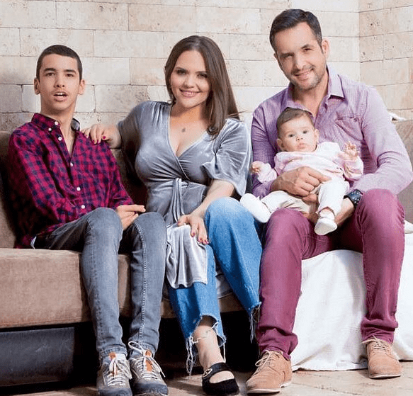 Mădălin Ionescu are doi copii din prima căsătorie, Filip şi Ştefania şi o fetiţă, Petra, din căsnicia cu Cristina Şişcanu