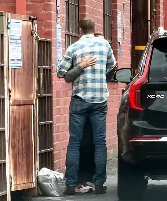PREMIUM EXCLUSIVE Jennifer Garner And John Miller Play Secret Lovers As They Share A Rain-Soaked Hug During Labor Day Weekend