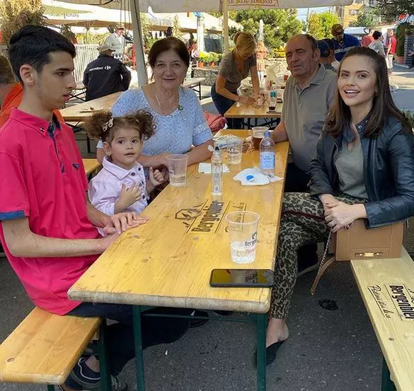 Cristina-Siscanu-parintii-ei-si-copiii