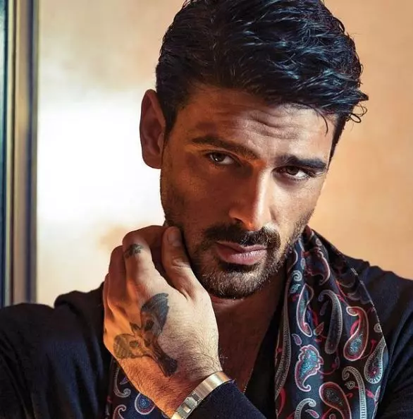 Michele-Morrone-nu-e-gay-5