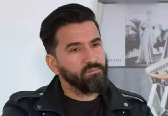 Cine-este-Tibi-Clenci-7