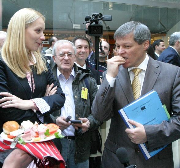 Daciana_Sarbu_si_Dacian_Ciolos__la_evenimentul_Gustati_ROmania.JPG