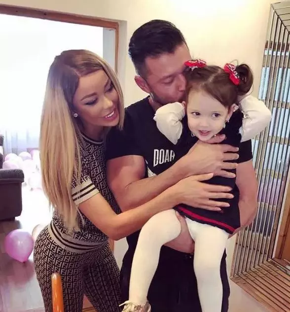 Bianca-Drăgușanu-și-Victor-Slav-alături-de-Sofia