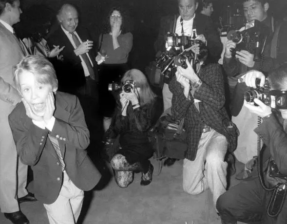 Macaulay Culkin recreează scena din filmul „Singur acasă“ în care țipă cåt îl țin puterile.